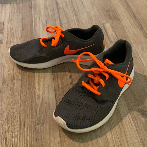 Nike Tennis Shoe Youth Size 5 - Picture 3 of 6